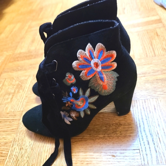 Suede 7 embroidered booties ankle boots black lace up size 7 - Picture 3 of 14